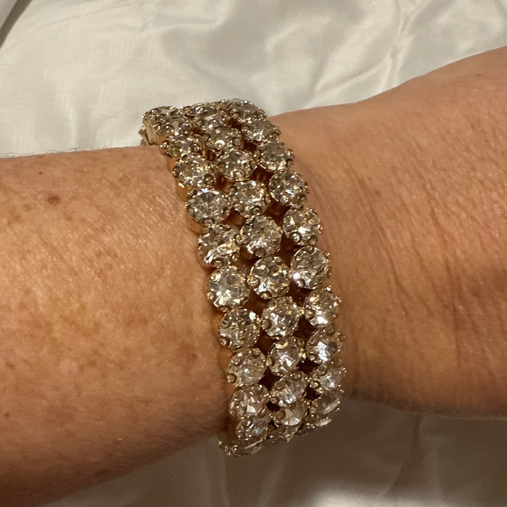 Elegant Gold and Crystal Bracelet